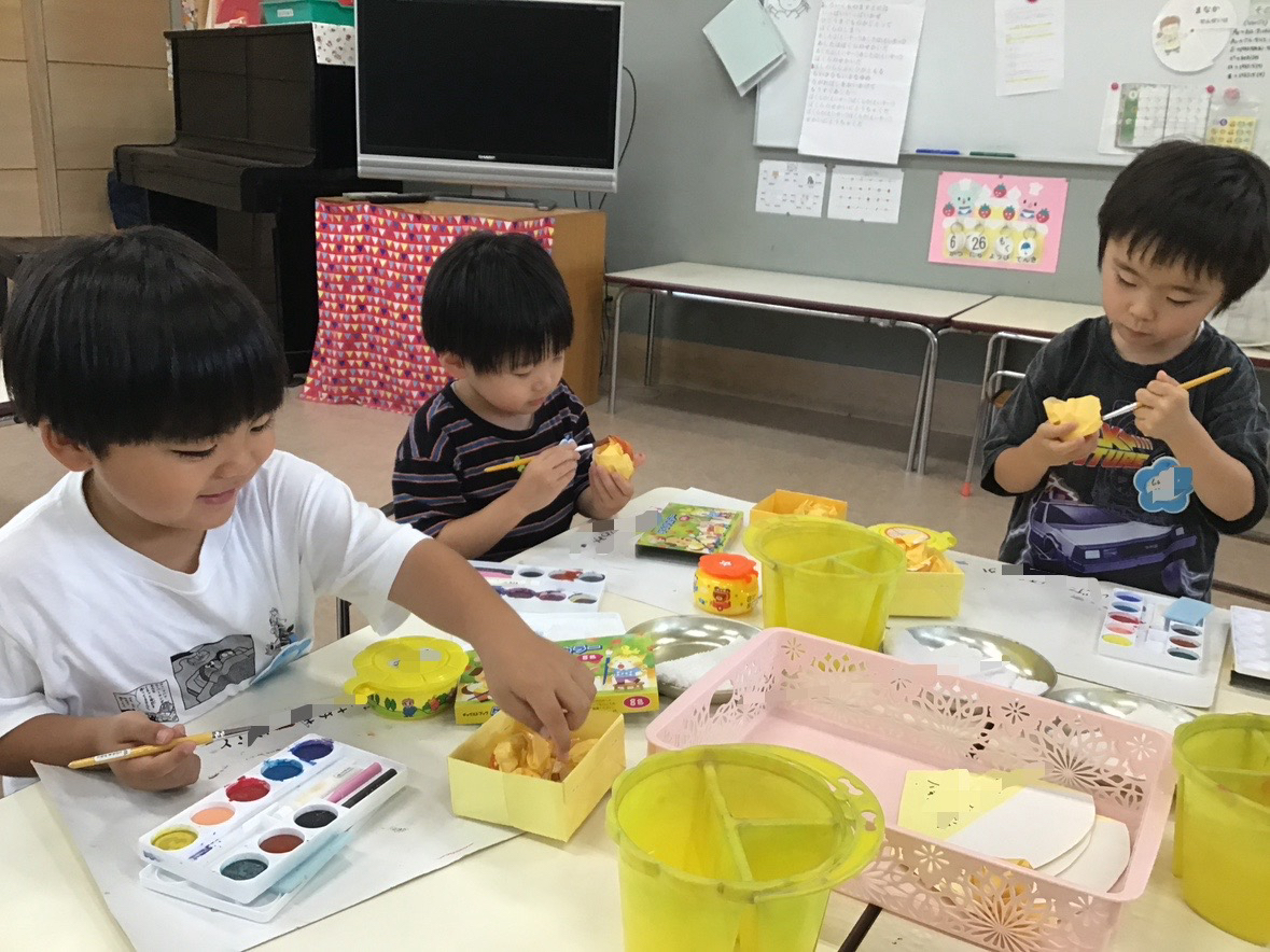 ちいさなアーティストたちの　にぎやか夏の壁面アート♪