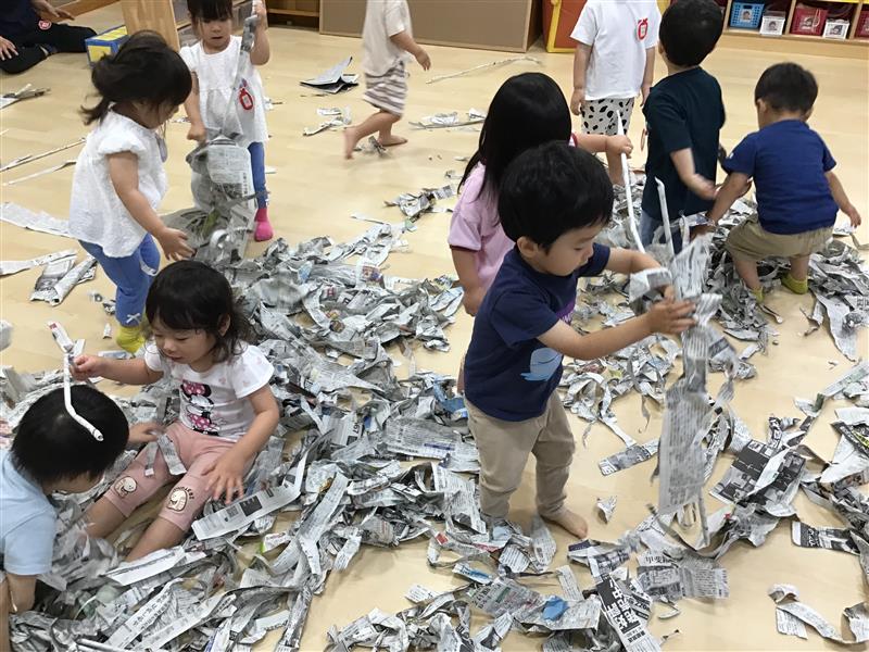 新聞紙あそびで大はしゃぎ！