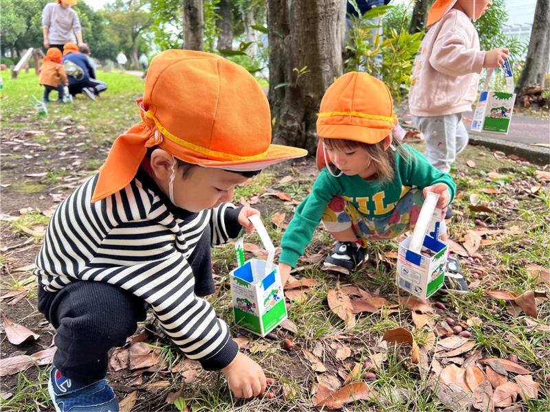 みんなで出発!どんぐりひろいの秋さんぽ