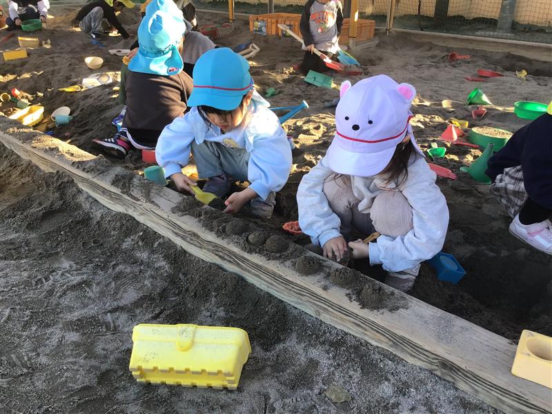 掘って、作って、楽しんで！砂場で遊ぼう！