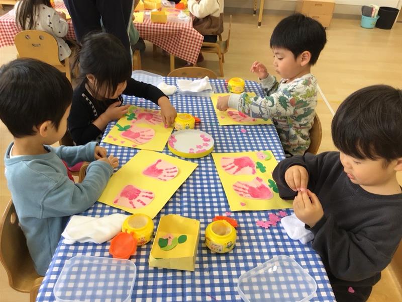 ぺたっ！春を感じる手形アート🎵お花に変身✨