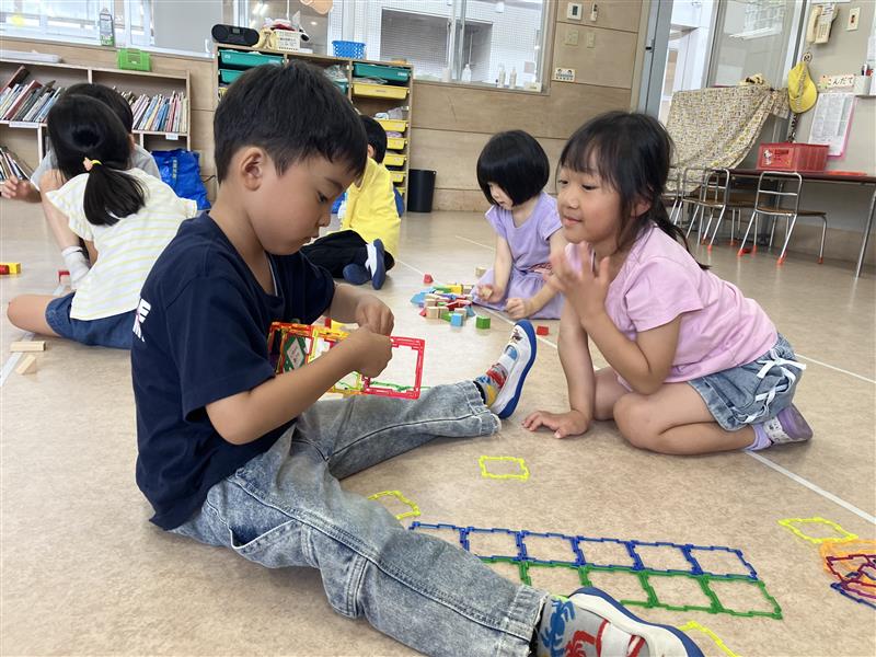 笑顔あふれる室内遊びの時間